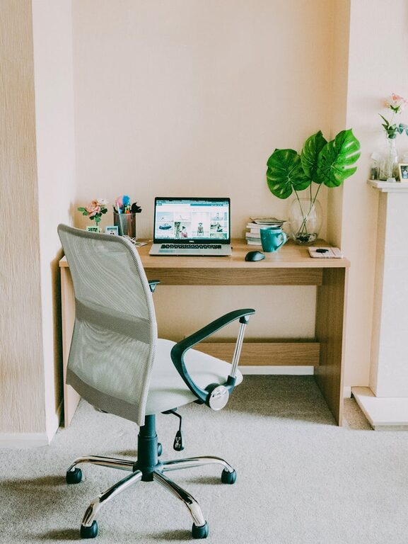 Consejos prácticos para organizar mejor tu espacio de trabajo en casa